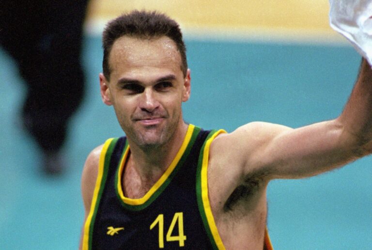 Flávio Bolsonaro lamenta perda do ídolo Oscar Schmidt