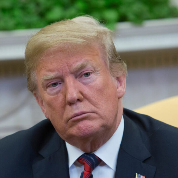 Juiz manda Trump remover seu nome do Centro Kennedy