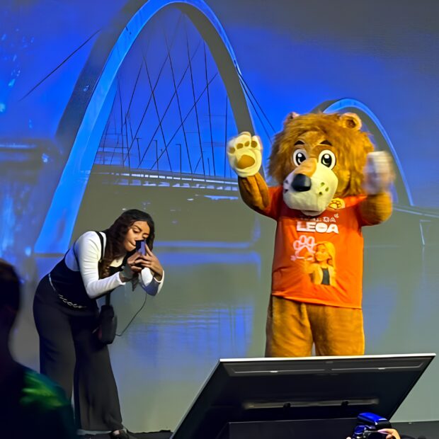 Mascote leão reforça campanha de Celina