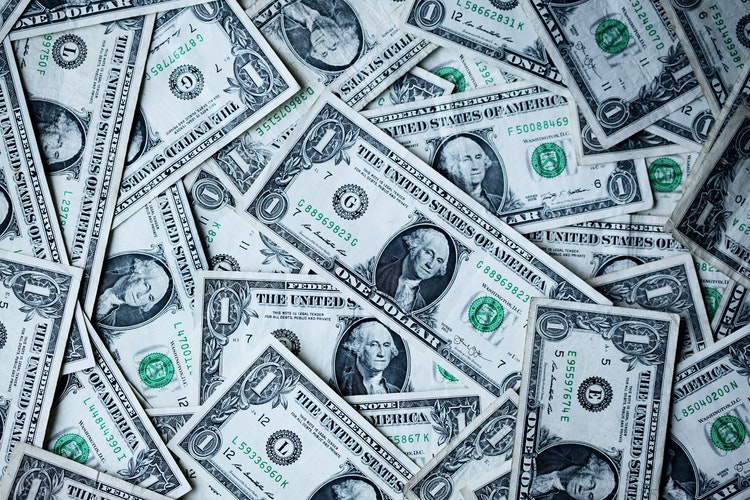 dólar sobe levemente com balanços e atenção ao fed; b3 atrasa abertura